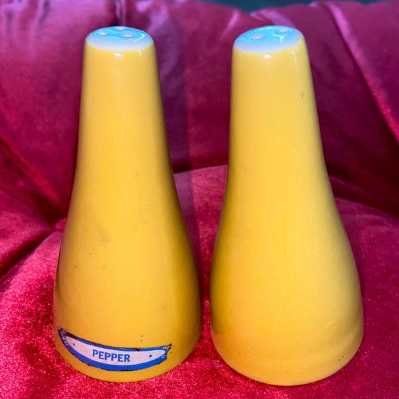 Vintage mustard color salt and pepper shak… - Picture 1 of 5